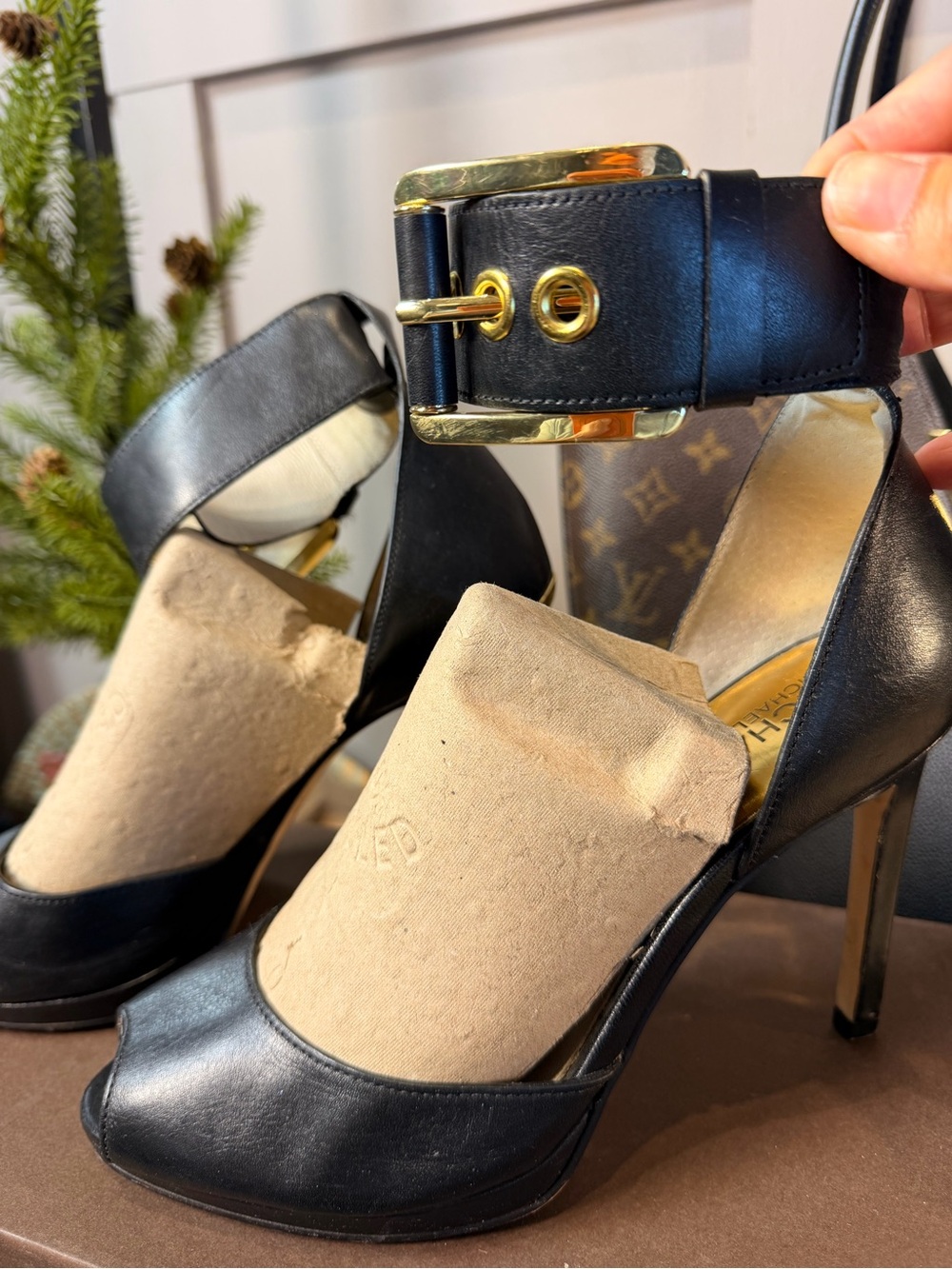 Michael Kors Wide Cuff Ankle Strap HEELS Gold BUCKLE Peep TOE Black Leather 8M